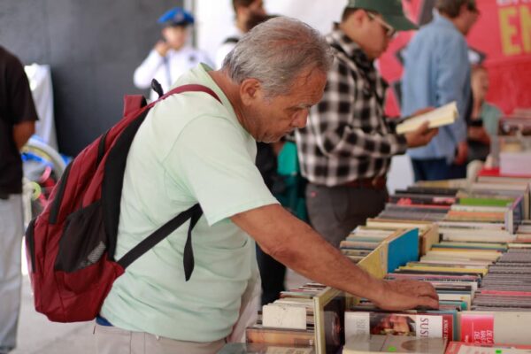 Visitante revisa libros durante el 22º Gran Remate de Libros, Discos y Películas en el Monumento a la Revolución