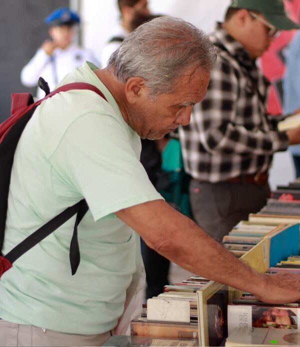 Visitante revisa libros durante el 22º Gran Remate de Libros, Discos y Películas en el Monumento a la Revolución