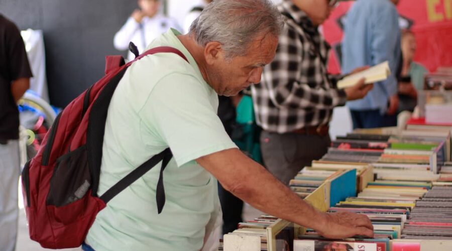 Visitante revisa libros durante el 22º Gran Remate de Libros, Discos y Películas en el Monumento a la Revolución