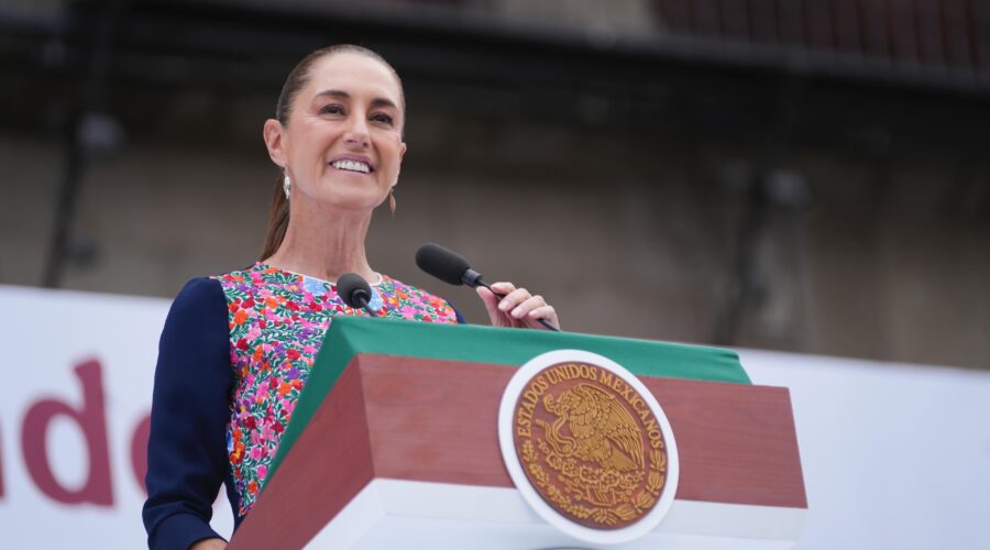 Claudia Sheinbaum pronuncia un discurso desde el atril presidencial en el Zócalo.