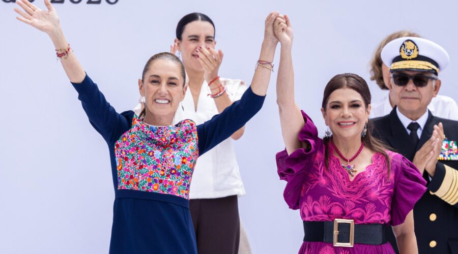 Claudia Sheinbaum y Clara Brugada sonríen con las manos unidas y los brazos levantados durante el acto en el Zócalo.