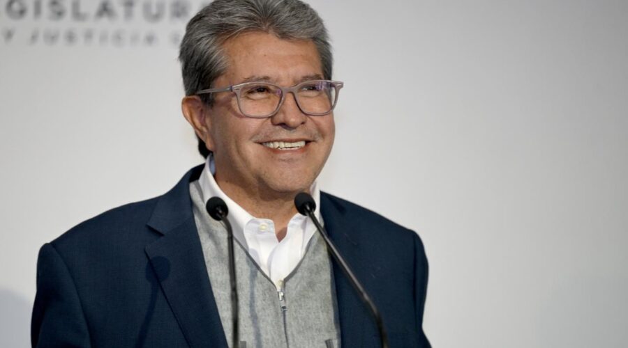 Ricardo Monreal habla frente a dos micrófonos durante un acto público.
