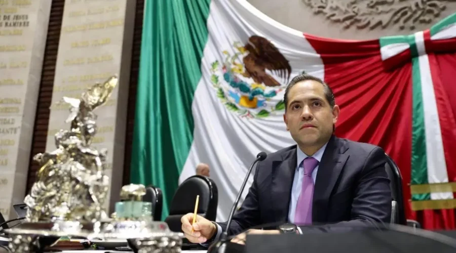 Raúl Bolaños-Cacho Cué preside una sesión en la Cámara de Diputados