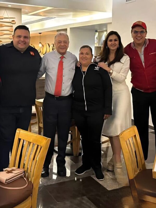 Jorge Iván ‘Yuro’ Luna Sugich y asistentes posan durante un encuentro político en Hermosillo