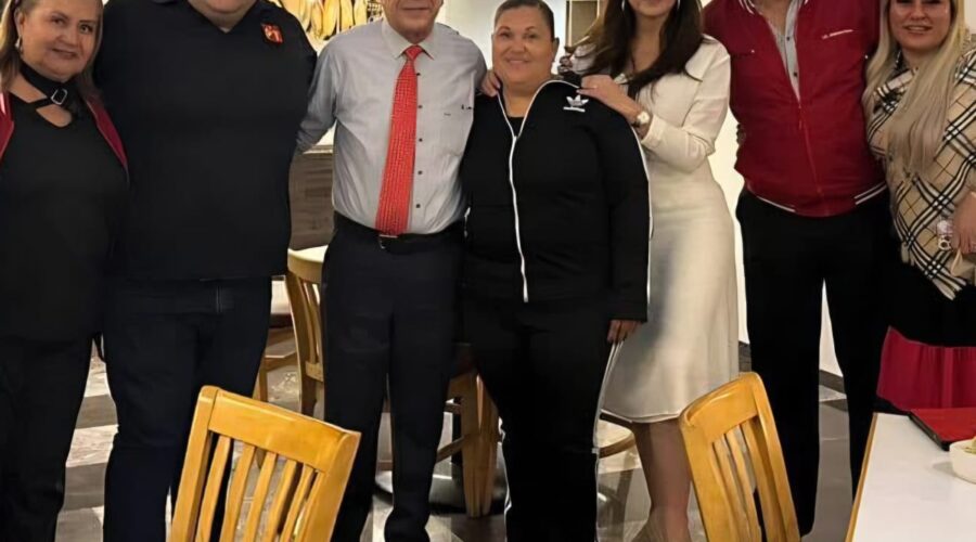 Jorge Iván ‘Yuro’ Luna Sugich y asistentes posan durante un encuentro político en Hermosillo