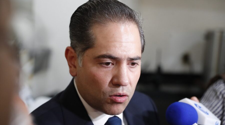 Entrevista con medios de comunicación en un recinto legislativo.